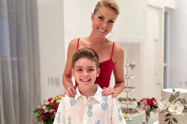 Foto colorida de Ana Hickmann e Alezinho - Metrópoles