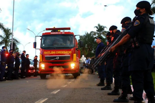 Maguito Vilela recebe homenagem com salva de tiros em Goiânia