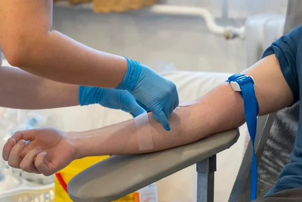 Enfermeira coleta exame de sangue - Metrópoles