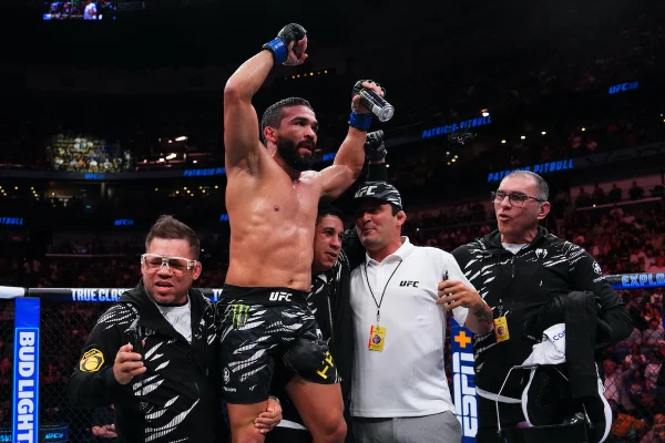 Patrício Pitbull supera Ige e conquista primeira vitória no UFC