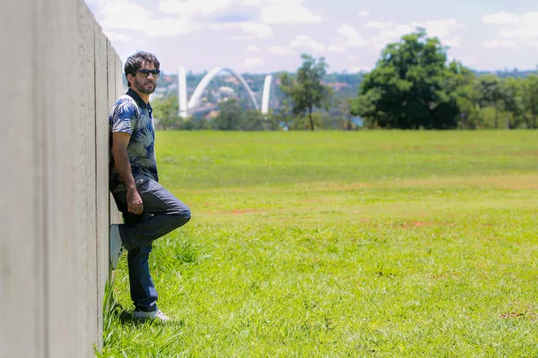 Lucq Albano apresenta as novas canções da banda Suíte Super Luxo
