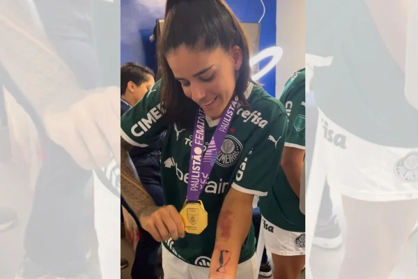 Jogadoras do Palmeiras tatuam taça após título do Paulistão Feminino