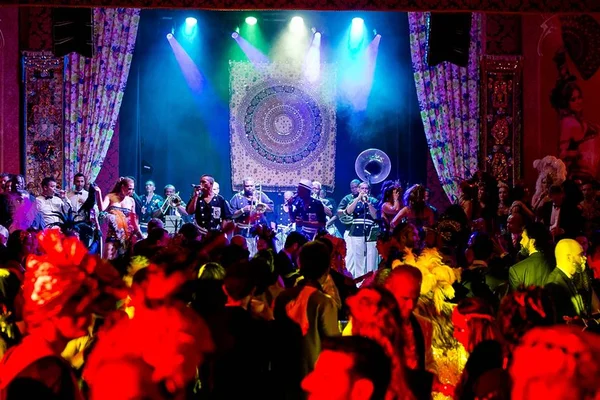 Com o tema Gipsy Folie, Baile do Copa celebra 95 anos do hotel carioca