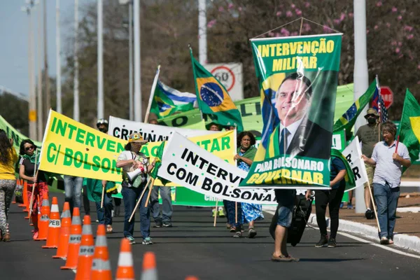 Ato antidemocrático pede intervenção militar em frente ao QG do Exército