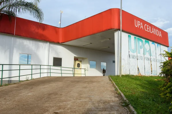 Fachada da UPA foi depredada após anúncio de restrição no atendimento pediátrico - Metrópoles