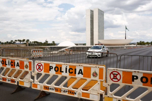 Polciais militares instalam barricadas na Esplanada dos Ministérios para separar pestistas e bolsonaristas no dia das eleições do segundo turno. Ao fundo, o Congresso Nacional - Metrópoles