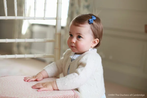 Família real divulga novas fotos da princesa Charlotte