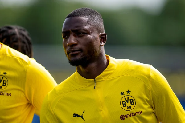 Foto colorida de Guirassy, atacante do Borussia Dortmund - Metrópoles