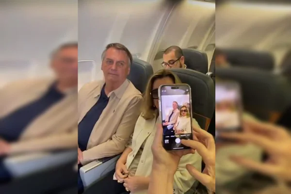 Apoiadores fazem fila em avião para tirar foto com Bolsonaro. Vídeo