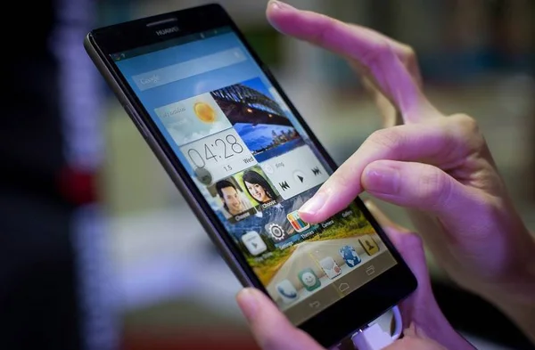 Mulher fica cega de um olho após usar muito o celular