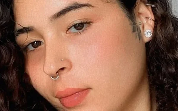 mulher com piercing no nariz