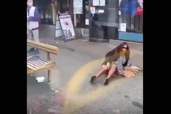 Mulher cospe em passageiro e é jogada para fora de ônibus