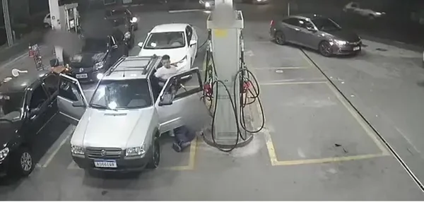 Veja o momento em que homem é morto a tiros em posto de Curitiba
