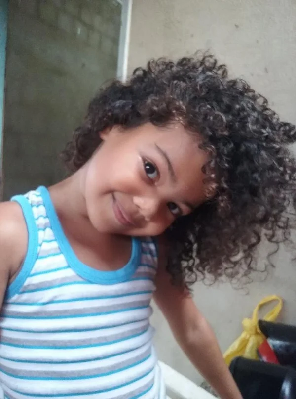 Menina dá show de autoestima ao se “declarar” para seus cachos
