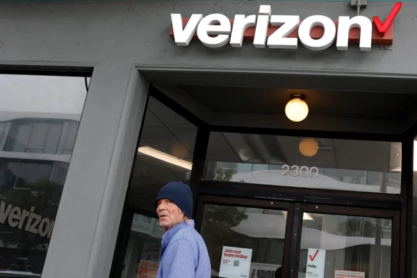 Imagem de entrada de loja da Verizon nos Estados Unidos - Metrópoles