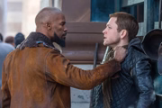 Jamie Foxx e Taron Egerton em Robin Hood: A Origem
