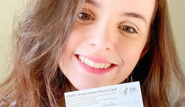 Covid-19: jovem é vacinada nos EUA antes do pai de 62 anos no Brasil