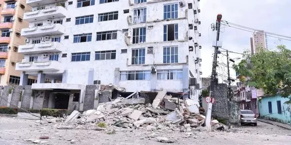 Vídeos: sacadas de prédio residencial desabam em Belém