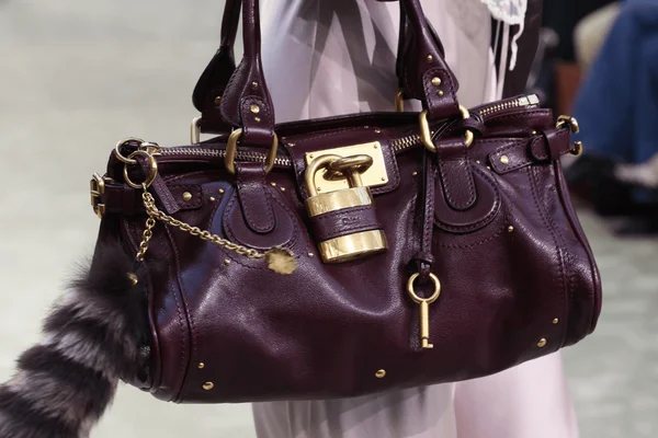 Foto com cor. Paddington Bag no desfile da Chloé na Semana de Moda de Paris - Metrópoles
