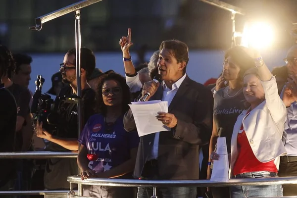 PT tenta últimos recursos antes de substituir Lula por Haddad