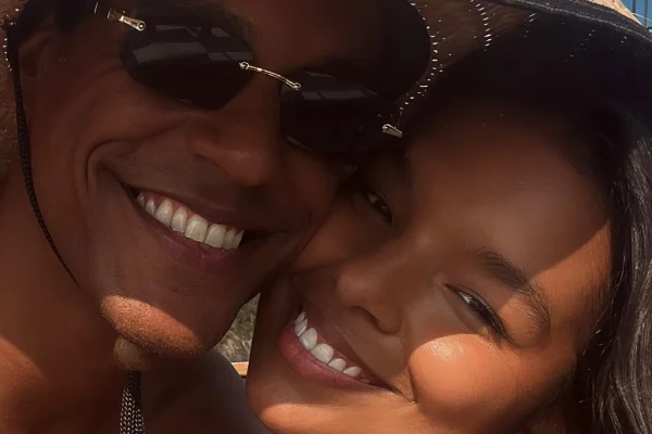 Mell Muzzillo e Marcello Melo Jr. posam juntos e sorridentes nas redes sociais - Metrópoles