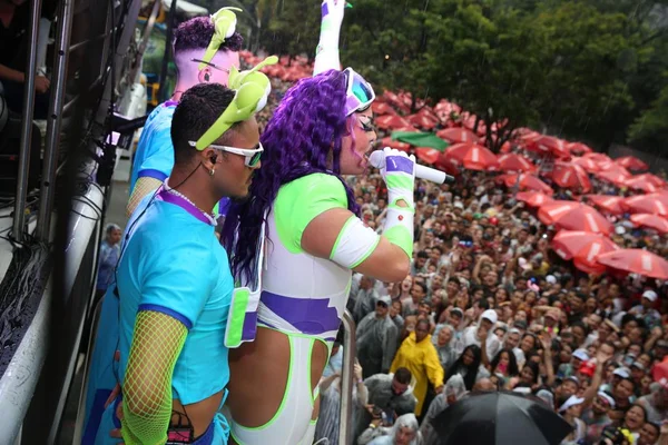 imagem de Gloria Groove em trio elétrico em São Paulo