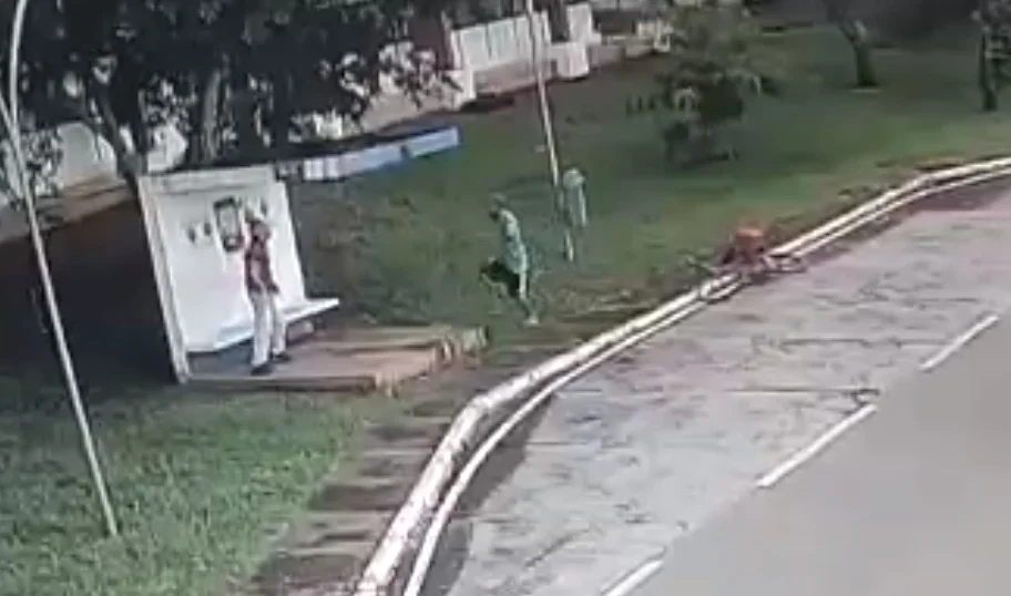 Ele estava armado com uma faca Ele estava armado com uma faca