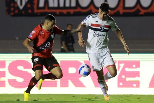 Atlético-GO aproveita expulsão, bate São Paulo e se aproxima de final