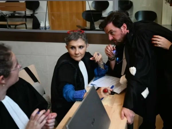 Beatrice Zavarro, representando Dominique Pélicot, fala com advogados no tribunal