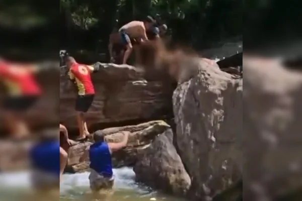 Veja resgate de criança que se afogou em cachoeira em Pirenópolis