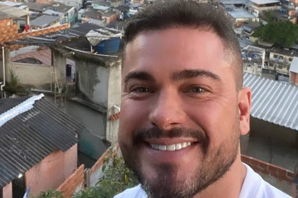Foto colorida de Sidney Sampaio sorrindo - Metrópoles