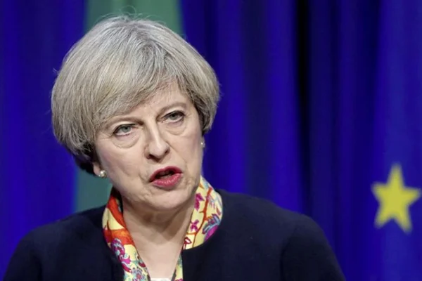 Theresa May expulsa 23 diplomatas russos após ex-espião envenenado
