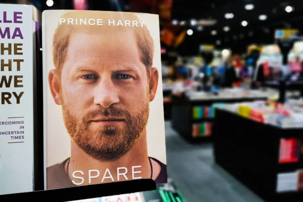 Como protesto, artista venderá livro de Harry com sangue de afegãos