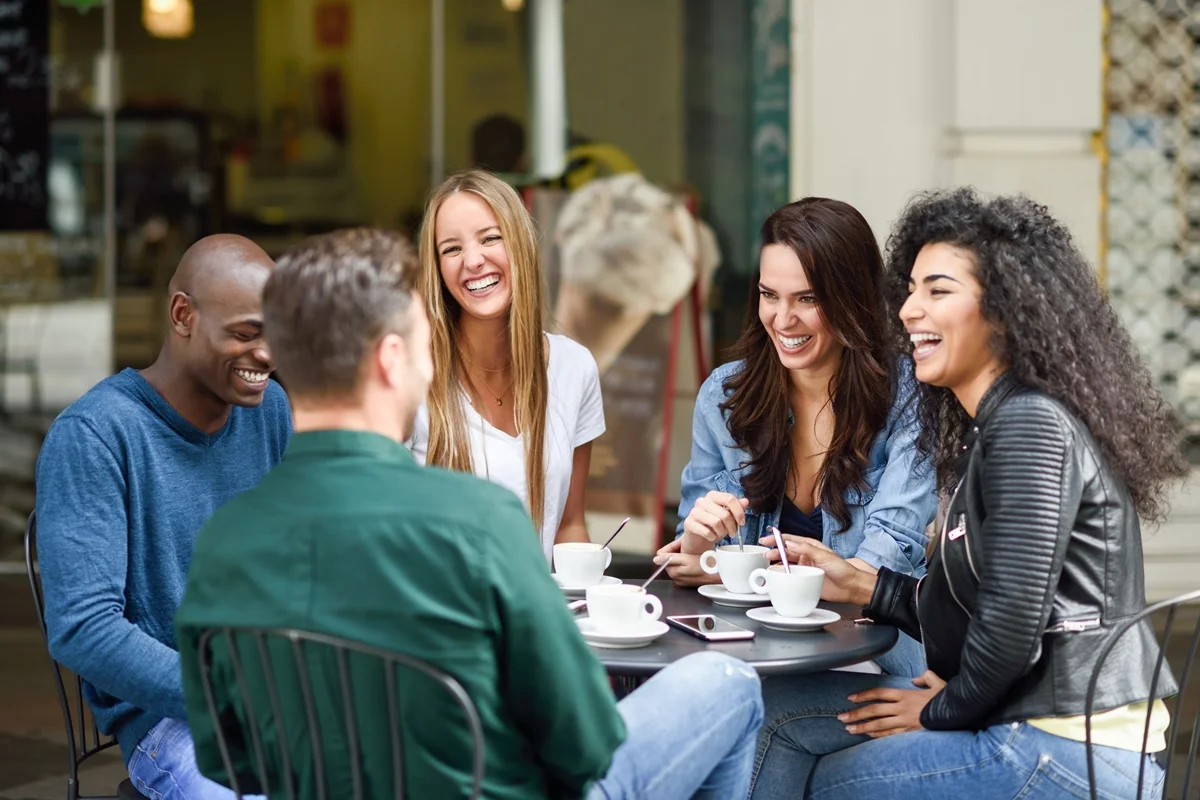 Estudo revela que a proximidade física e a atenção compartilhada sincronizam os batimentos cardíacos de grupos