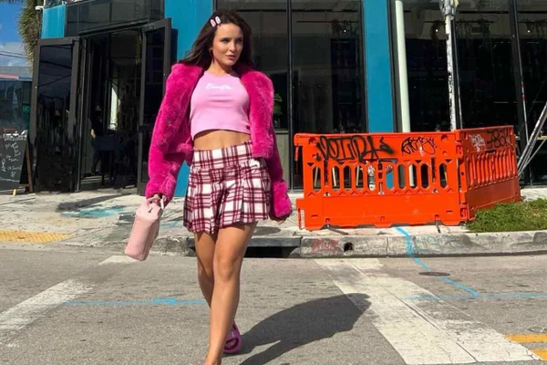 Na imagem com cor, a atriz Larissa Manoela posando para foto - Metrópoles