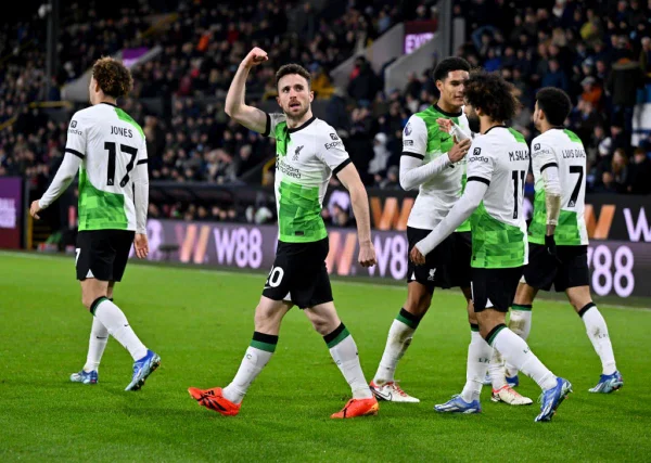 Imagem colorida do jogador do Liverpool, Diogo Jota, comemorando o segundo gol do time em partida da premier league- Metrópoles