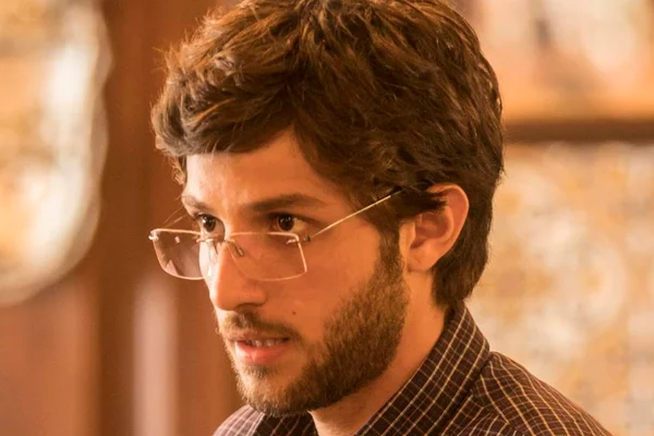 Chay Suede fala sobre ser “filhinho da mamãe” em nova novela