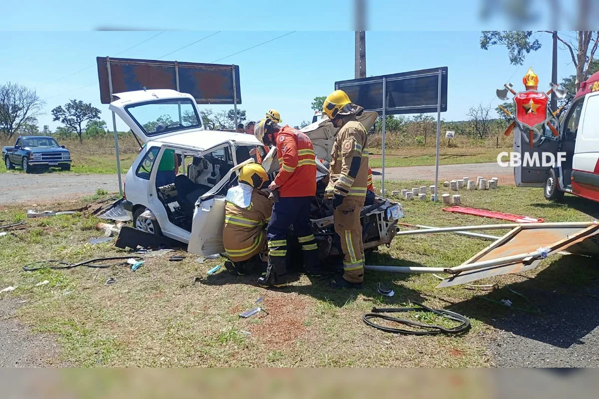 Um acidente envolvendo uma colisão frontal entre um furgão Peugeot Expert Business e um Fiat Uno Mille deixou ocupantes presos às ferragens na BR-251 Um acidente envolvendo uma colisão frontal entre um furgão Peugeot Expert Business e um Fiat Uno Mille deixou ocupantes presos às ferragens na BR-251