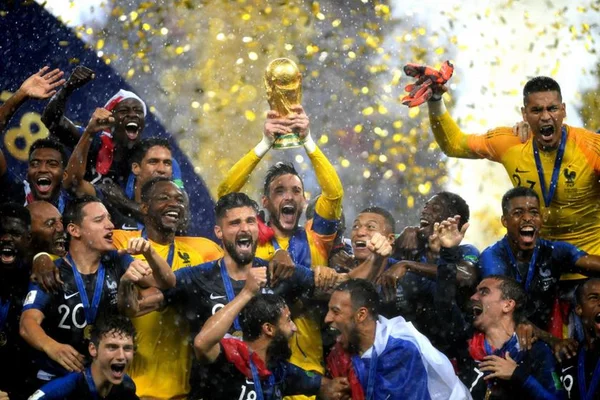 Após título na Rússia, seleção da França é recebida com festa em Paris