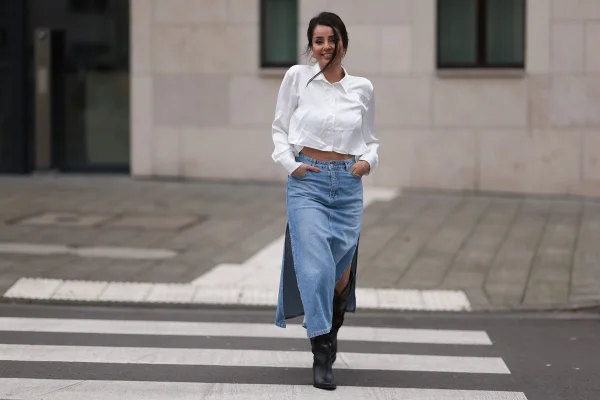 Confira 10 opções de saia jeans para montar looks com a tendência
