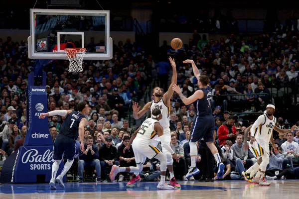 Doncic marcando ponto para os Mavericks diante do Jazz