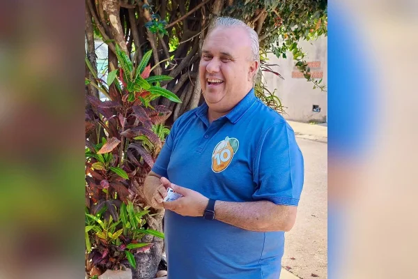 Imagem colorida mostra prefeito Weber Manga. Metrópoles
