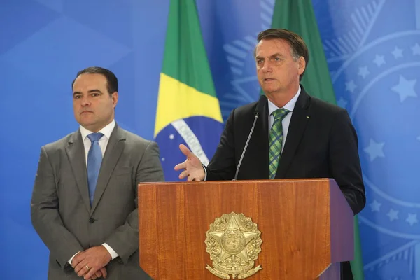 Bolsonaro promete projeto de lei sobre legítima defesa para policiais