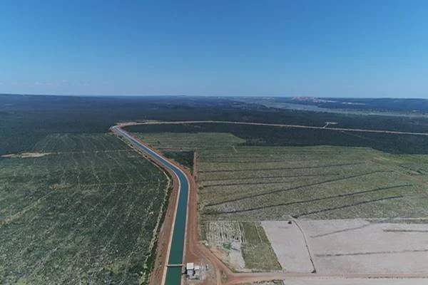 Fotografia colorida aérea de canal de irrigação