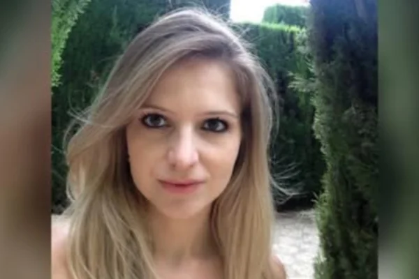 Imagem colorida de mulher loira que desapareceu em SP. Metrópoles