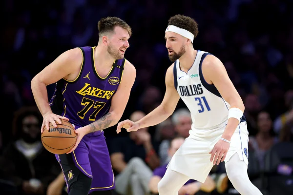 Imagem colorida de Luka Doncic contra o Mavericks - Metrópoles