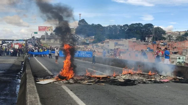 Manifestantes colocam fogo em pneus e bloqueiam pistas da Dutra em SP
