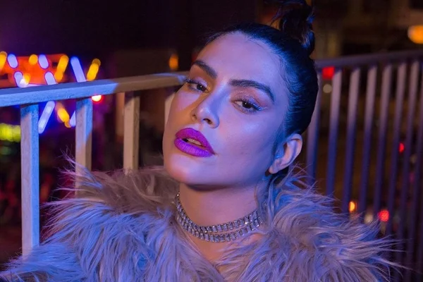 Uau! Cleo (ex-Pires) sensualiza em pose e declara: “Panterona”