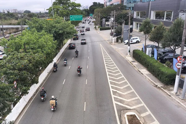 Imagem mostra motos em avenida de São Paulo - Metrópoles