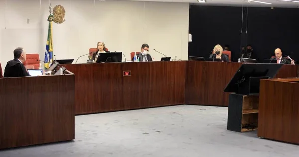 reunião de integrantes do STF. eles estão atrás de uma bancada de madeira e usam roupas pretas